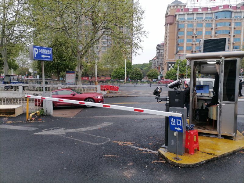 江西省九江市濂溪區(qū)長虹大道中景假期酒店東樓停車場